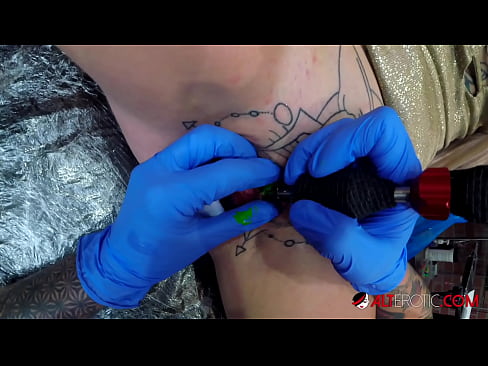 ❤️ Extreem getatoeëerde hottie Sully Savage kreeg een tatoeage op haar clitoris ️ Super sex at us nl.xxxhdporn.ru ️❤